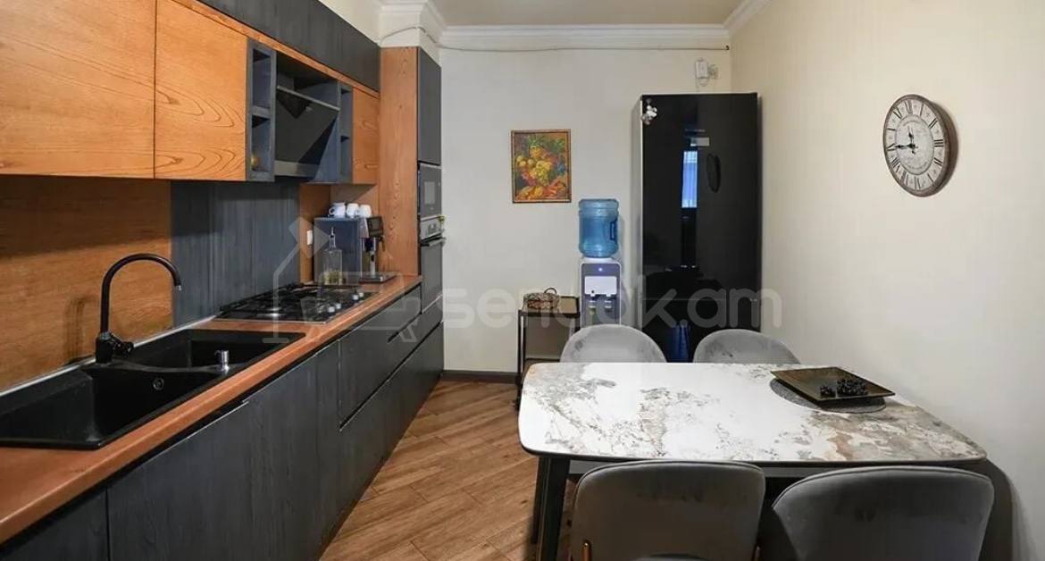 4 Սենյականոց Բնակարան Քարե Շենքում, 138քմ, 4/5 հարկ, Դիզայներական Վերանորոգված