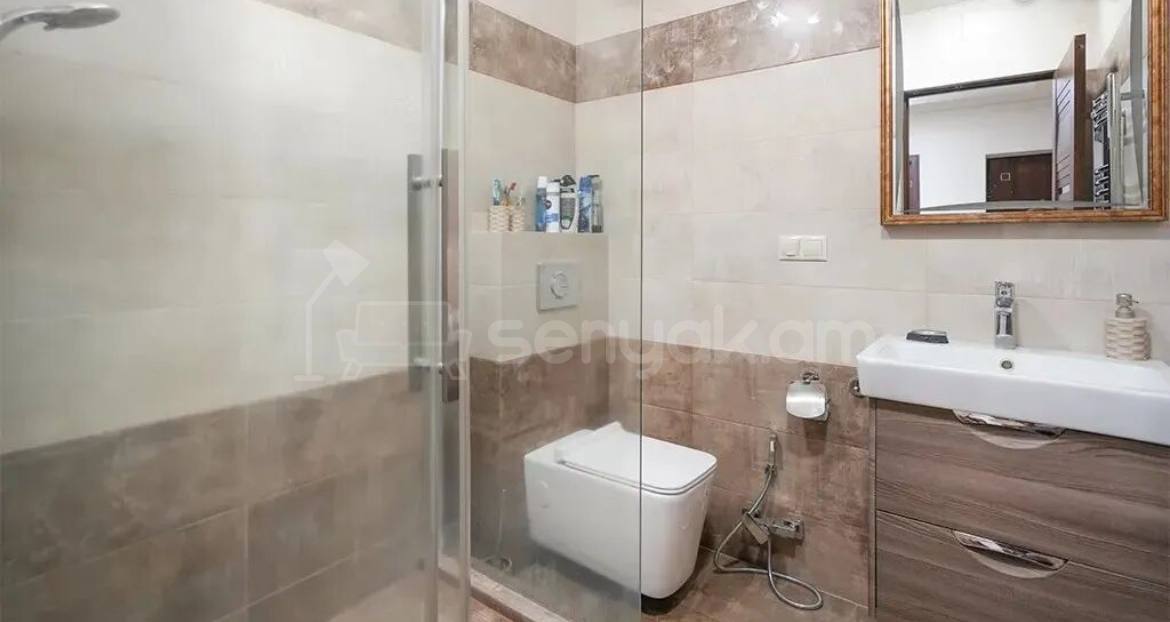 4 Սենյականոց Բնակարան Քարե Շենքում, 138քմ, 4/5 հարկ, Դիզայներական Վերանորոգված
