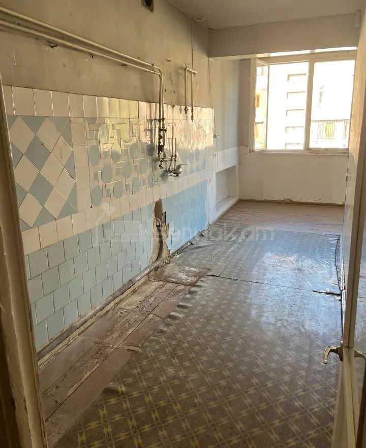 3 Սենյականոց Բնակարան Քարե Շենքում, 110քմ, 4/5 հարկ, Պետական Վիճակում