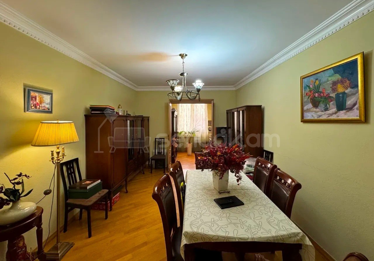 3 Սենյականոց Բնակարան Քարե Շենքում, 73քմ, 4/5 հարկ, Կապիտալ Վերանորոգված