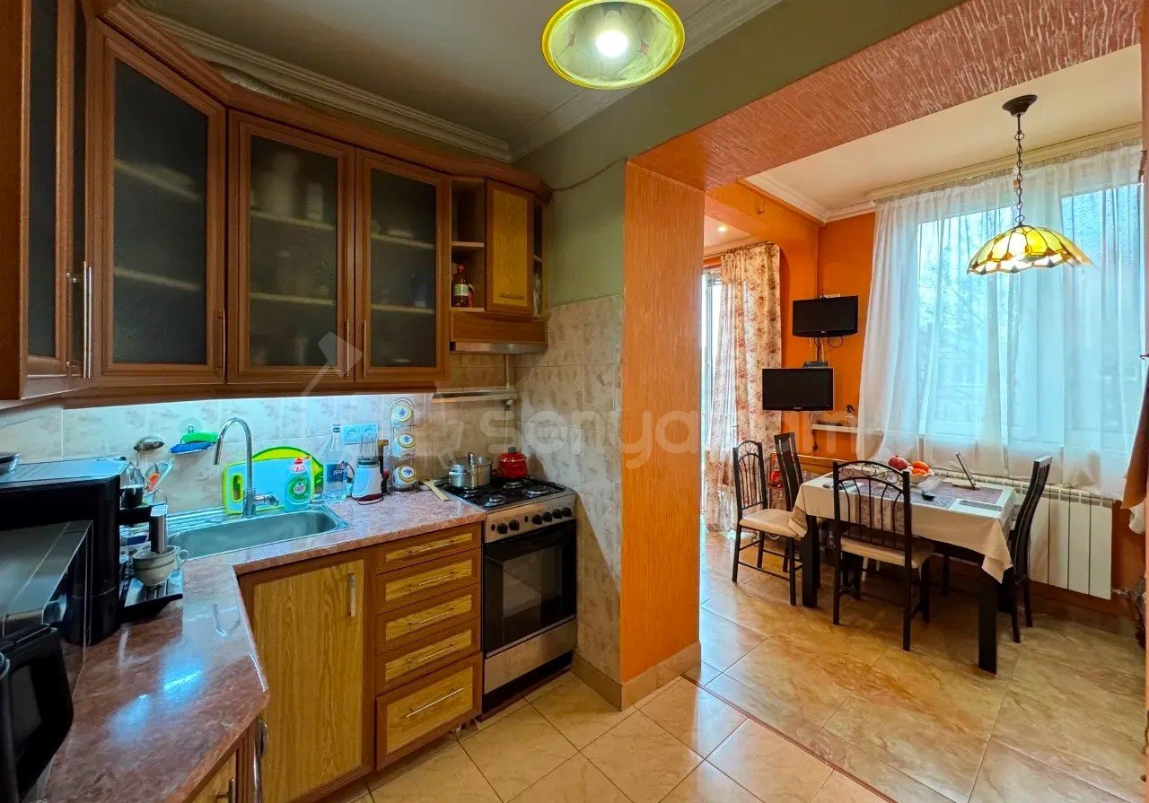 3 Սենյականոց Բնակարան Քարե Շենքում, 73քմ, 4/5 հարկ, Կապիտալ Վերանորոգված