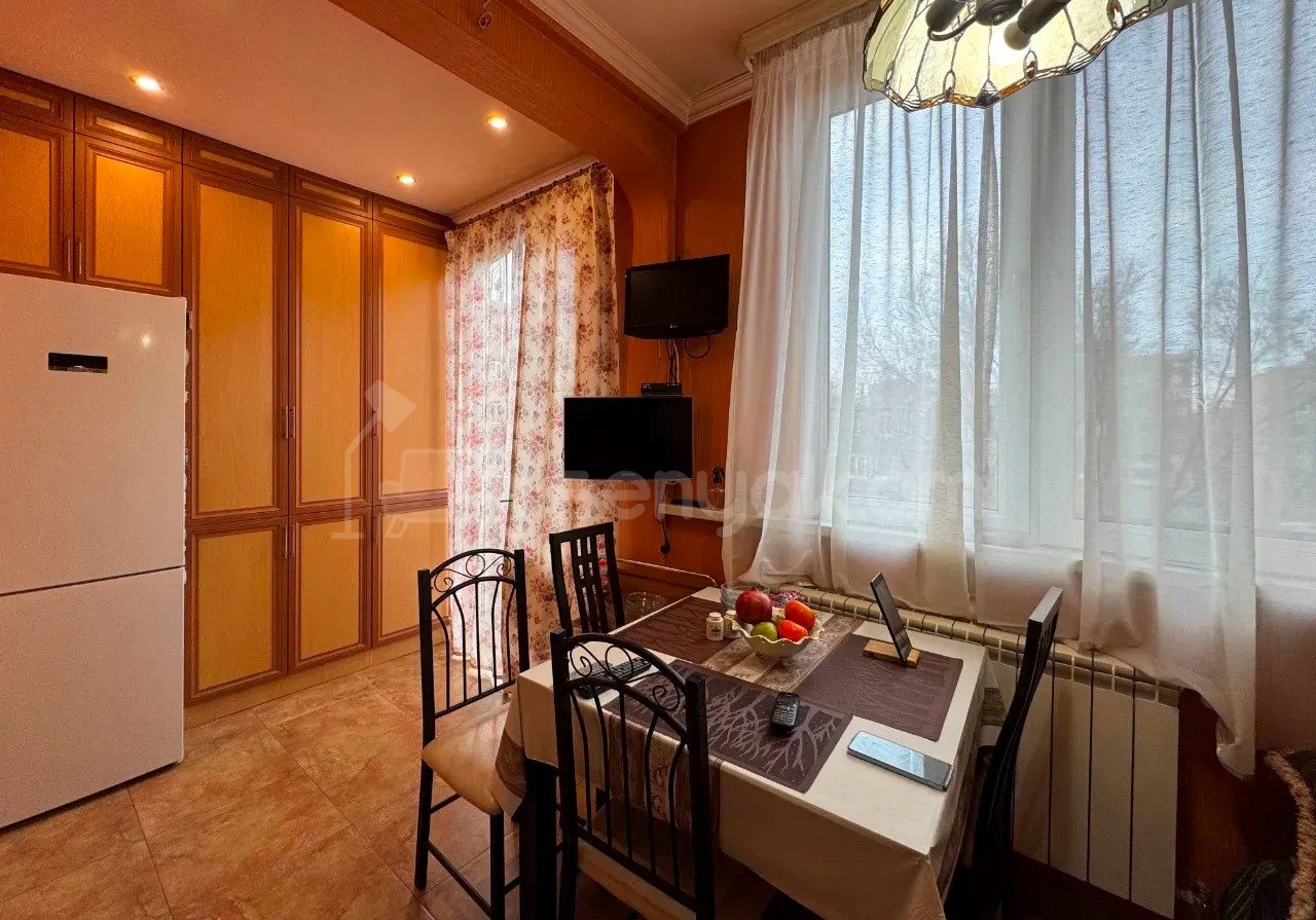 3 Սենյականոց Բնակարան Քարե Շենքում, 73քմ, 4/5 հարկ, Կապիտալ Վերանորոգված