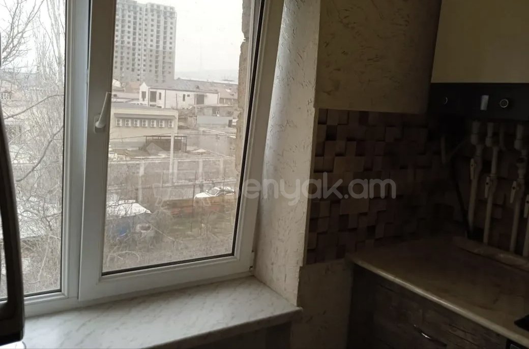 1 Սենյականոց Բնակարան Քարե Շենքում, 45քմ, 3/5 հարկ, Կապիտալ Վերանորոգված, Կահավորված, Արևկող