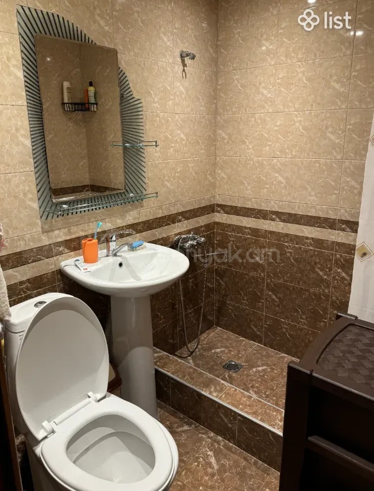 3 Սենյականոց Բնակարան Քարե Շենքում, 65քմ, 3/5 հարկ, Նորմալ Վիճակում, Կահավորված