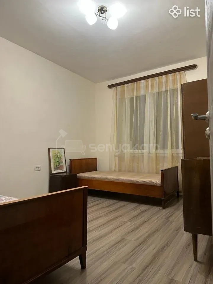 3 Սենյականոց Բնակարան Քարե Շենքում, 50քմ, 3/5 հարկ, Նորմալ Վիճակում, Կահավորված, Արևկող