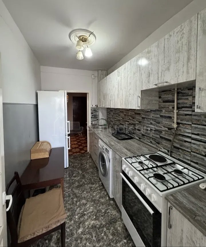 3 Սենյականոց Բնակարան Քարե Շենքում, 50քմ, 3/5 հարկ, Նորմալ Վիճակում, Կահավորված, Արևկող