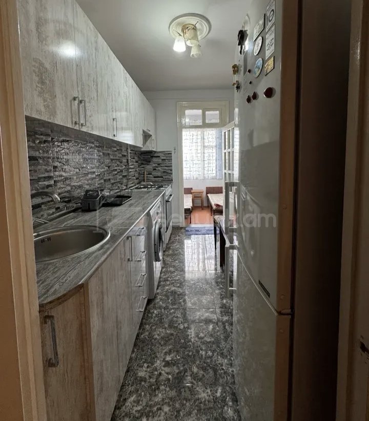 3 Սենյականոց Բնակարան Քարե Շենքում, 50քմ, 3/5 հարկ, Նորմալ Վիճակում, Կահավորված, Արևկող