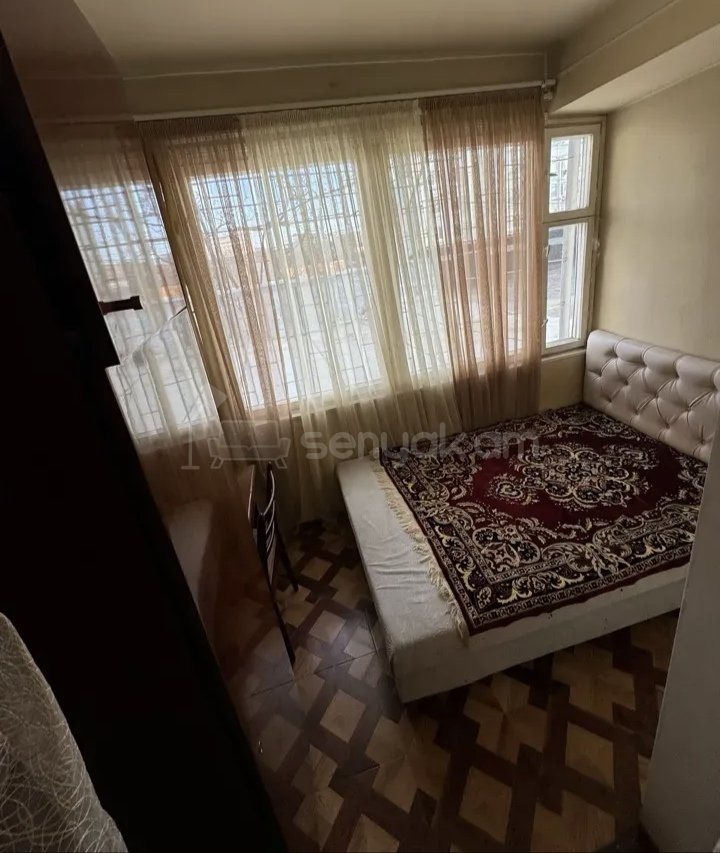 3 Սենյականոց Բնակարան Քարե Շենքում, 50քմ, 3/5 հարկ, Նորմալ Վիճակում, Կահավորված, Արևկող