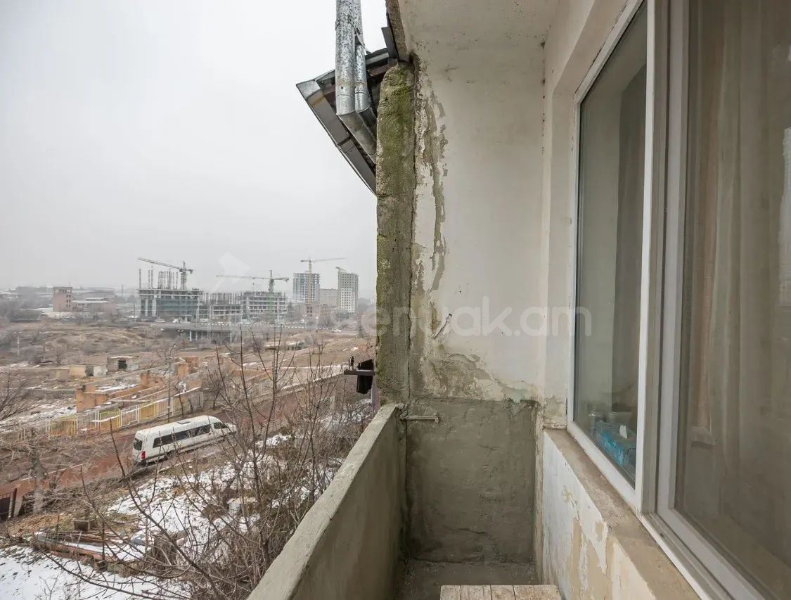 3 Սենյականոց Բնակարան Քարե Շենքում, 77քմ, 5/5 հարկ, Նորմալ Վիճակում