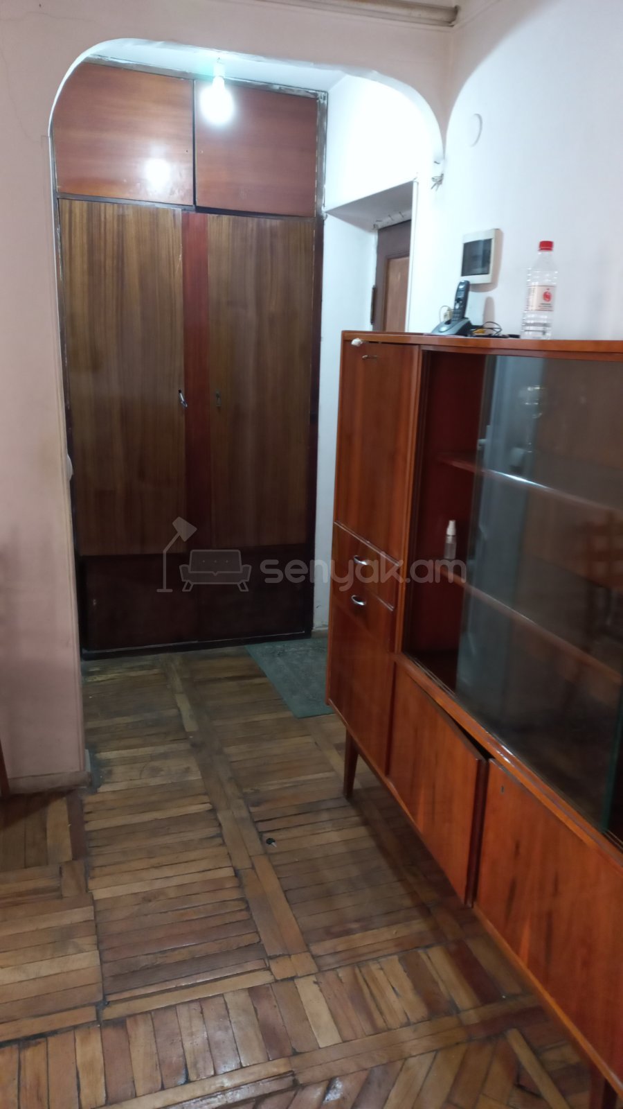 1 Սենյականոց Բնակարան Քարե Շենքում, 32քմ, 4/4 հարկ, Նորմալ Վիճակում, Կահավորված