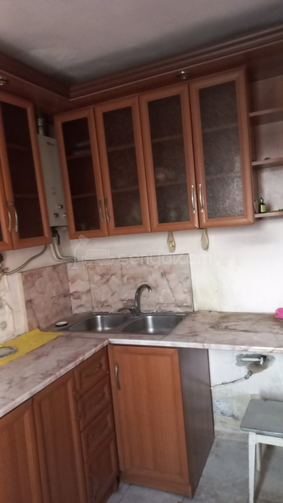1 Սենյականոց Բնակարան Քարե Շենքում, 32քմ, 4/4 հարկ, Նորմալ Վիճակում, Կահավորված