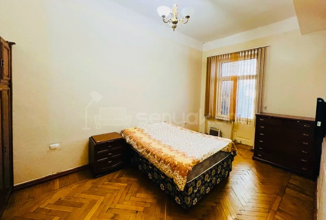 3 Սենյականոց Բնակարան Քարե Շենքում, 90քմ, 2/4 հարկ, Կապիտալ Վերանորոգված, Մասամբ Կահավորված