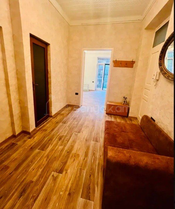 3 Սենյականոց Բնակարան Քարե Շենքում, 90քմ, 2/4 հարկ, Կապիտալ Վերանորոգված, Մասամբ Կահավորված