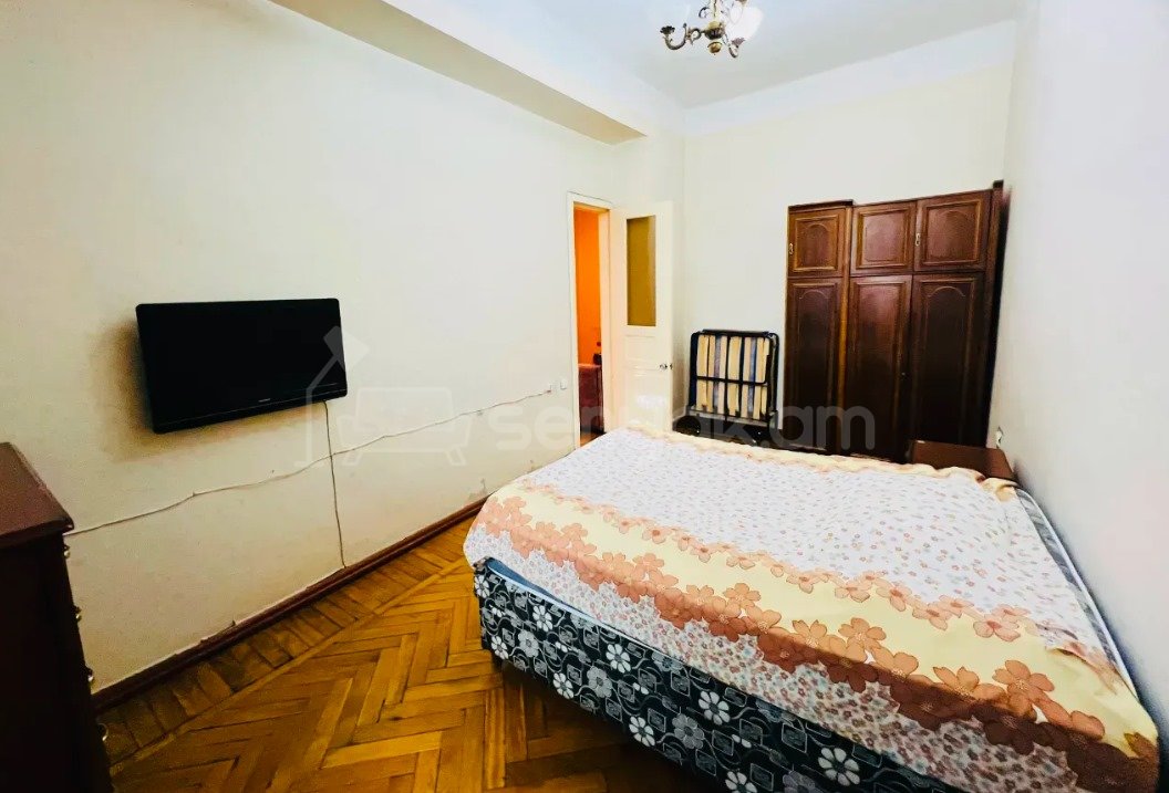 3 Սենյականոց Բնակարան Քարե Շենքում, 90քմ, 2/4 հարկ, Կապիտալ Վերանորոգված, Մասամբ Կահավորված