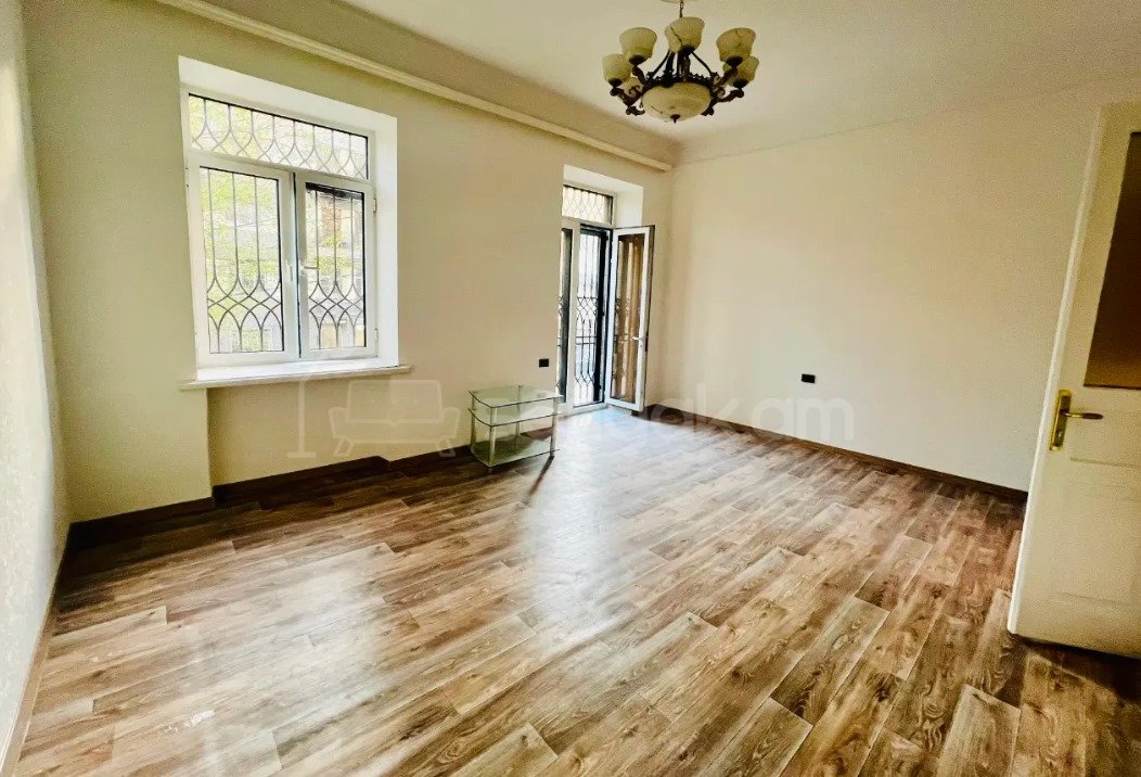 3 Սենյականոց Բնակարան Քարե Շենքում, 90քմ, 2/4 հարկ, Կապիտալ Վերանորոգված, Մասամբ Կահավորված