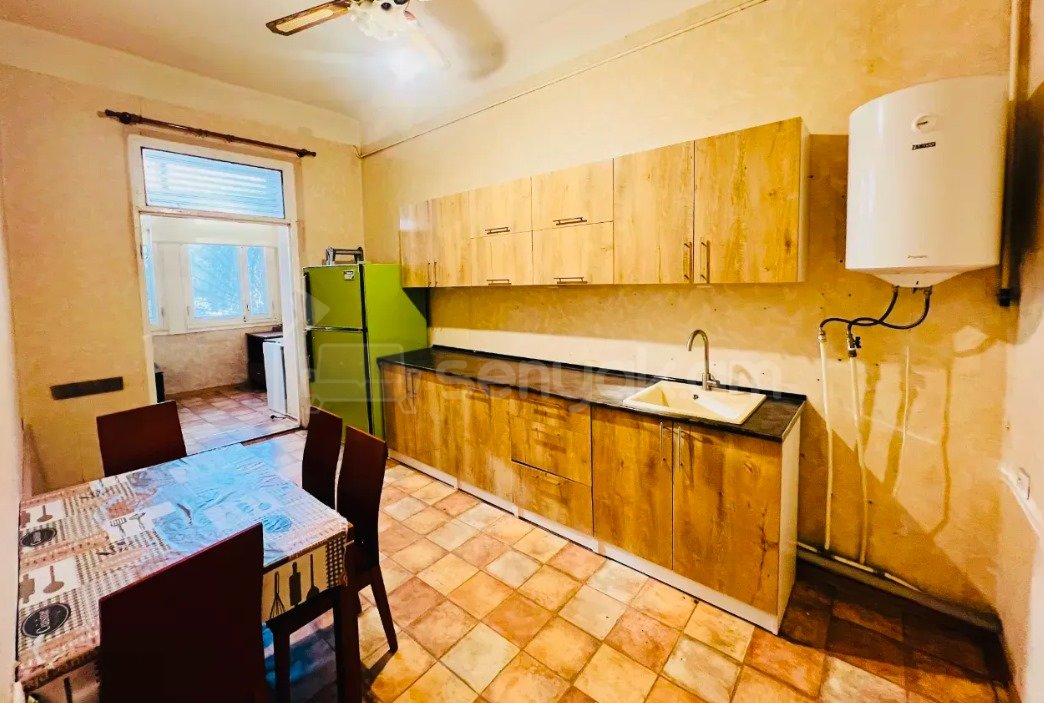 3 Սենյականոց Բնակարան Քարե Շենքում, 90քմ, 2/4 հարկ, Կապիտալ Վերանորոգված, Մասամբ Կահավորված
