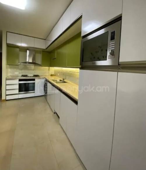 3 Սենյականոց Բնակարան Քարե Շենքում, 93քմ, 6/8 հարկ, Կապիտալ Վերանորոգված