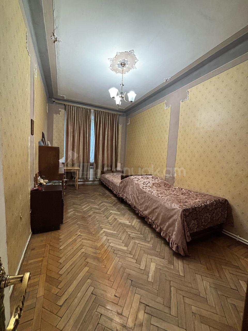3 Սենյականոց Բնակարան Քարե Շենքում, 86քմ, 1/4 հարկ, Նորմալ Վիճակում