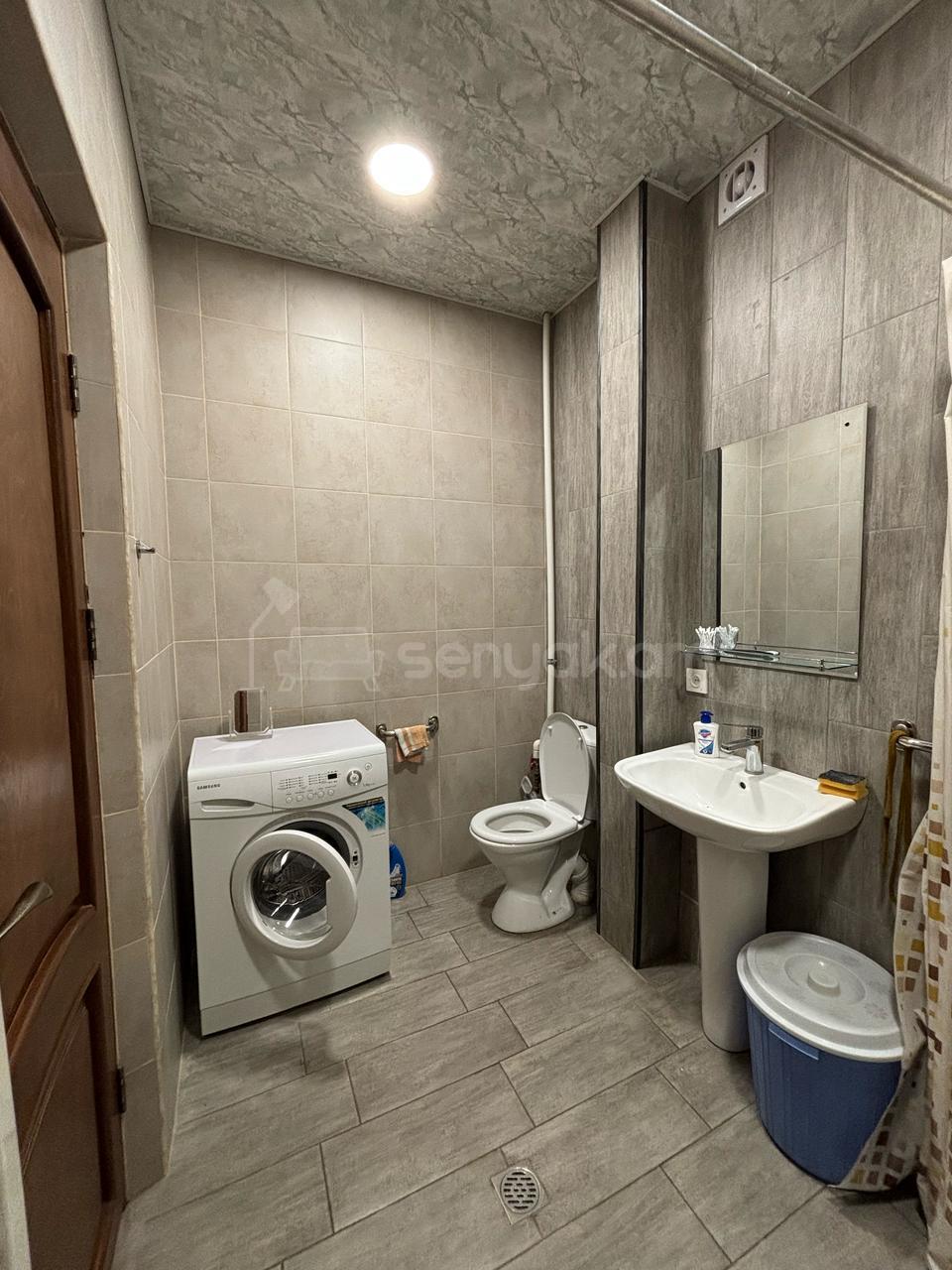 3 Սենյականոց Բնակարան Քարե Շենքում, 86քմ, 1/4 հարկ, Նորմալ Վիճակում