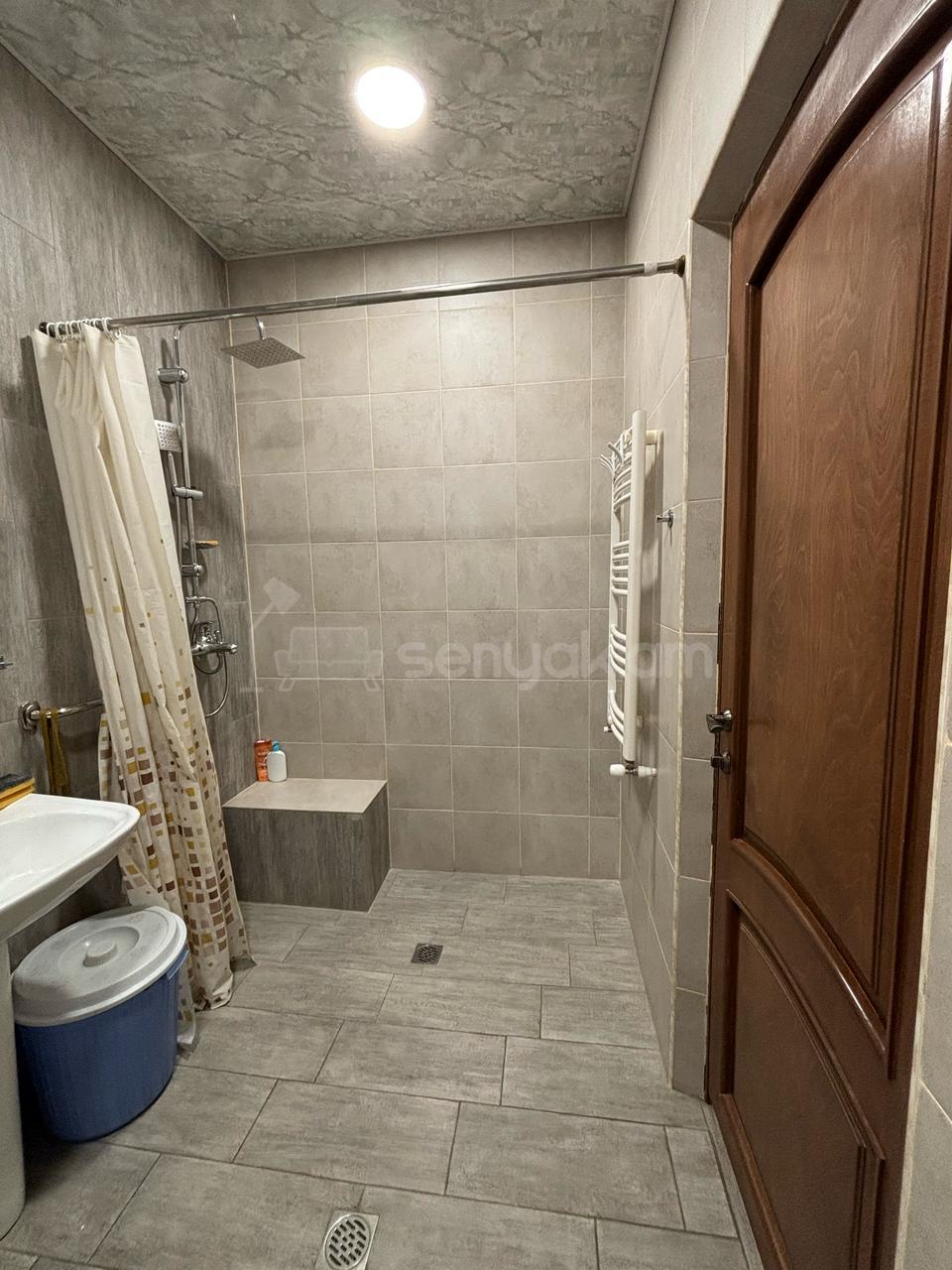 3 Սենյականոց Բնակարան Քարե Շենքում, 86քմ, 1/4 հարկ, Նորմալ Վիճակում