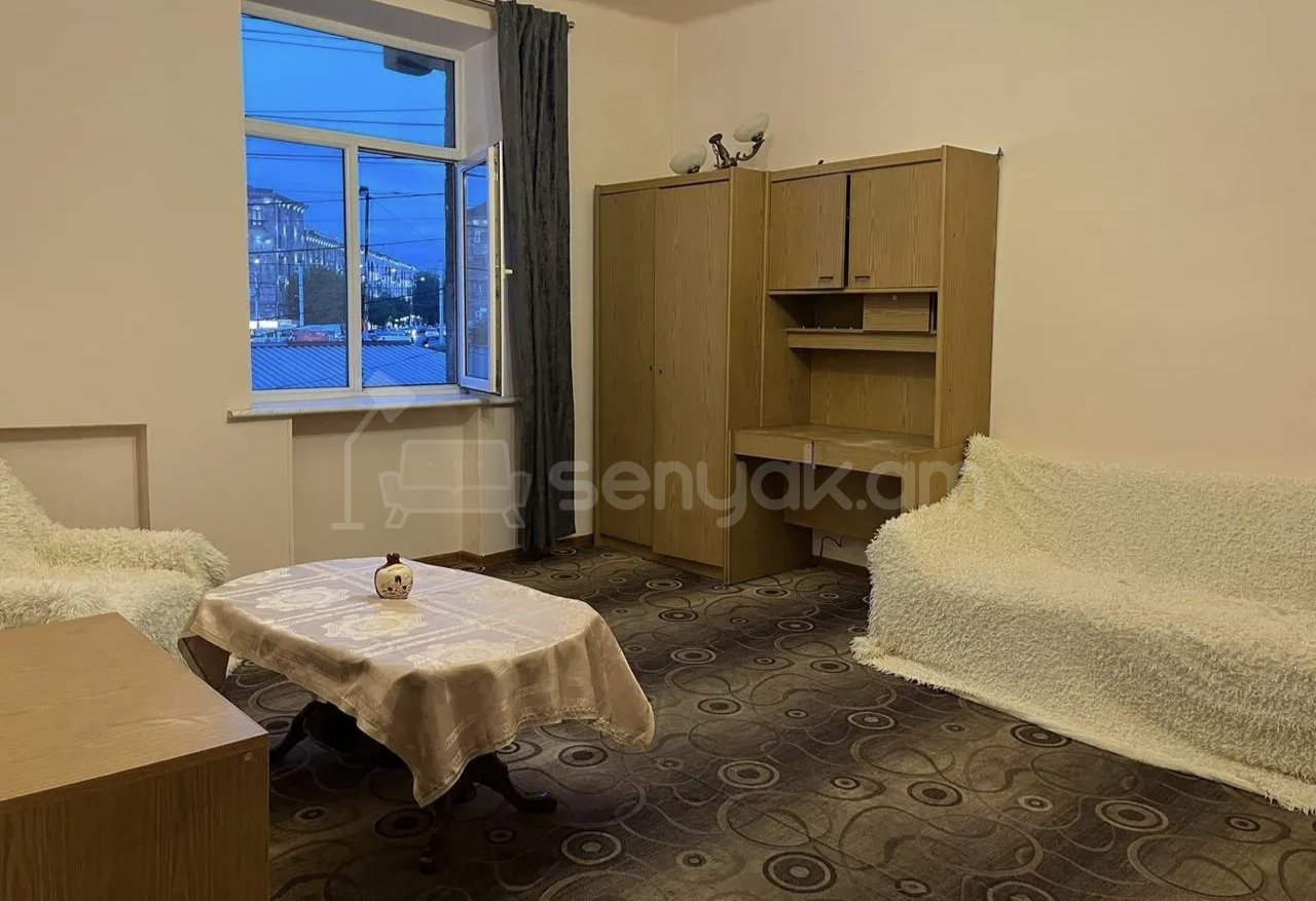 1 Սենյականոց Բնակարան Քարե Շենքում, 45քմ, 3/5 հարկ, Նորմալ Վիճակում, Կահավորված
