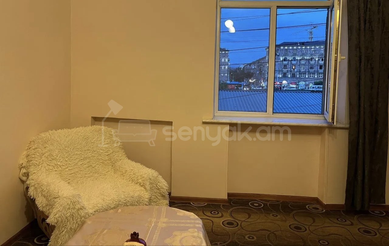 1 Սենյականոց Բնակարան Քարե Շենքում, 45քմ, 3/5 հարկ, Նորմալ Վիճակում, Կահավորված