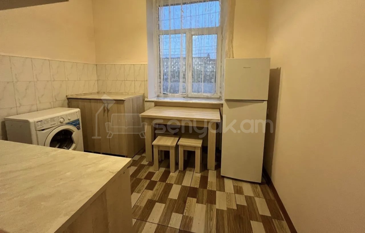 1 Սենյականոց Բնակարան Քարե Շենքում, 45քմ, 3/5 հարկ, Նորմալ Վիճակում, Կահավորված
