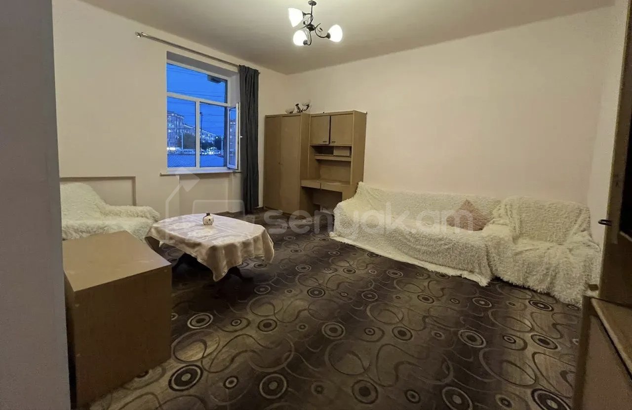 1 Սենյականոց Բնակարան Քարե Շենքում, 45քմ, 3/5 հարկ, Նորմալ Վիճակում, Կահավորված
