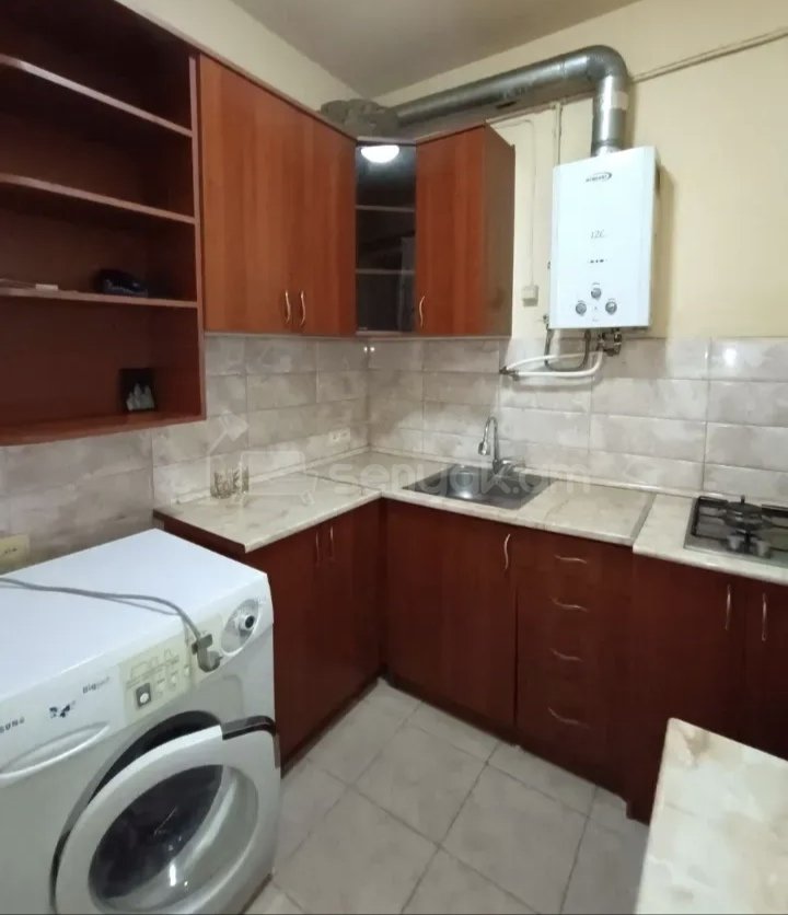 1 Սենյականոց Բնակարան Քարե Շենքում, 42քմ, 5/5 հարկ, Նորմալ Վիճակում, Կահավորված