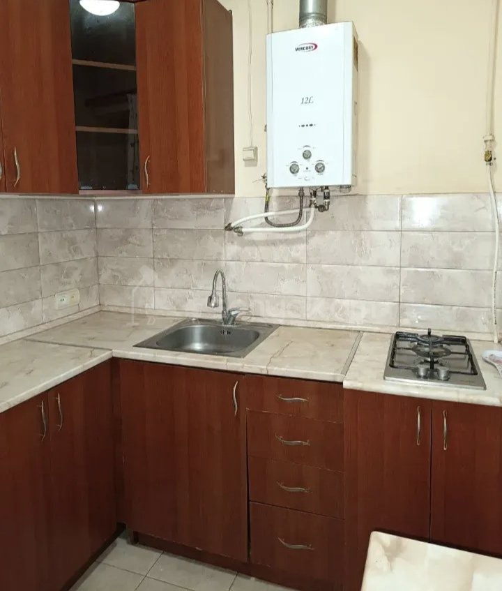 1 Սենյականոց Բնակարան Քարե Շենքում, 42քմ, 5/5 հարկ, Նորմալ Վիճակում, Կահավորված