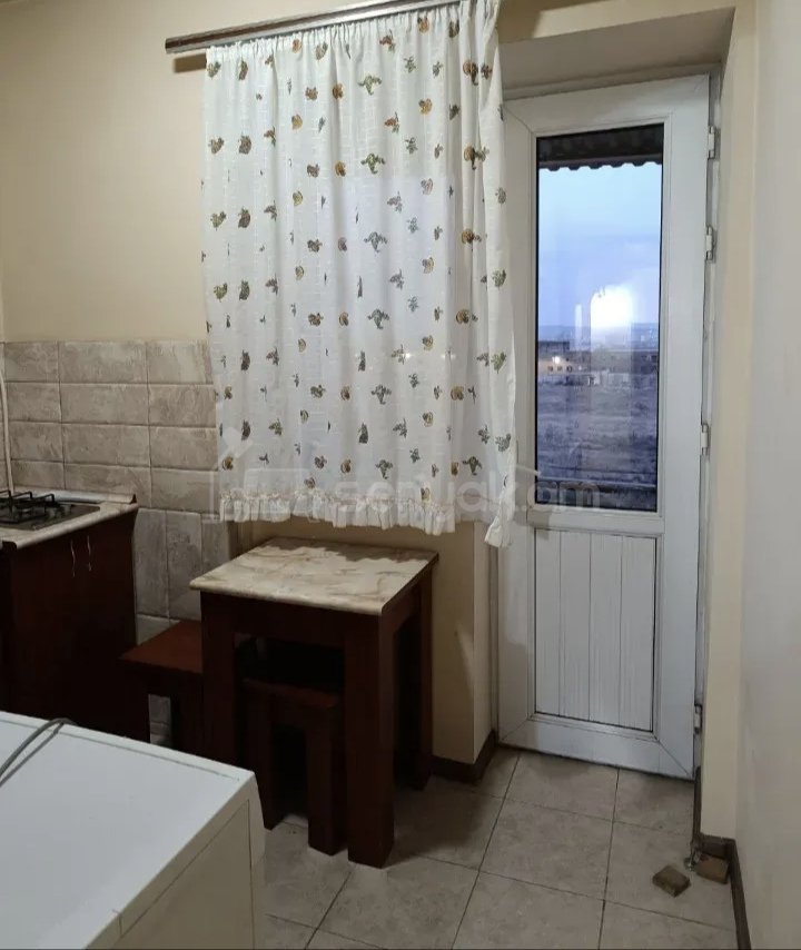 1 Սենյականոց Բնակարան Քարե Շենքում, 42քմ, 5/5 հարկ, Նորմալ Վիճակում, Կահավորված