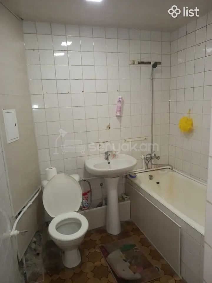 1 Սենյականոց Բնակարան Քարե Շենքում, 42քմ, 5/5 հարկ, Նորմալ Վիճակում, Կահավորված