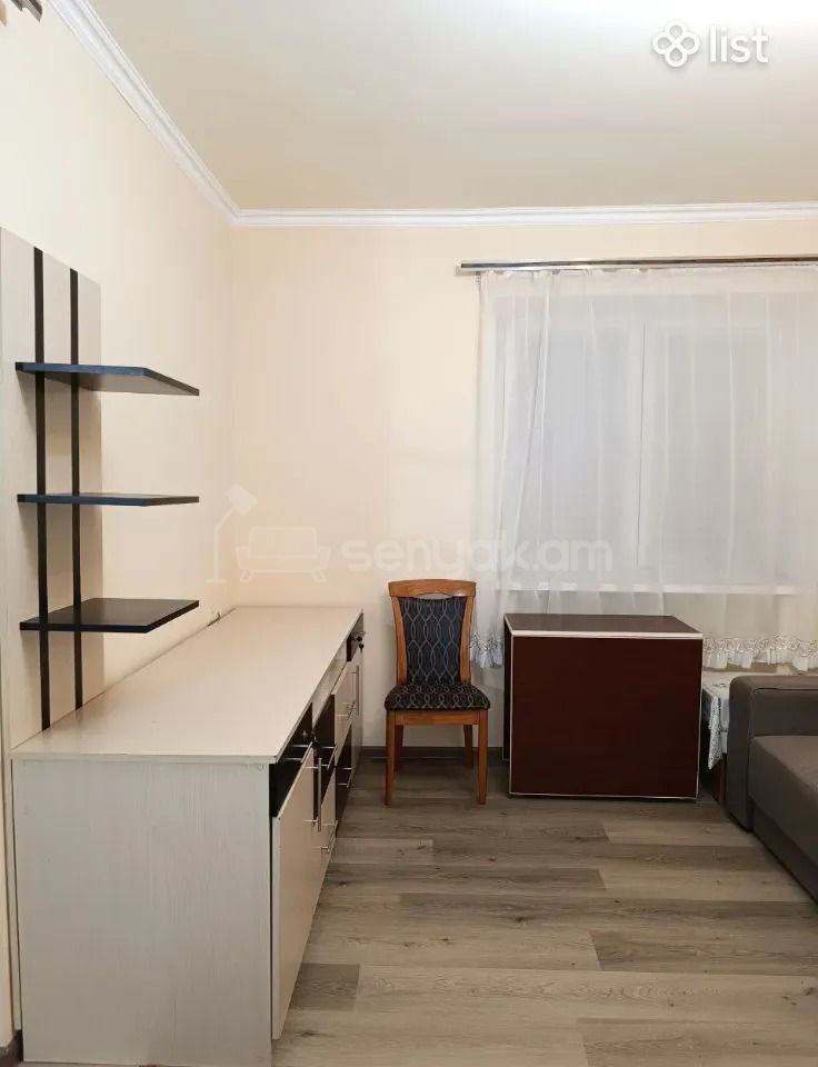 1 Սենյականոց Բնակարան Քարե Շենքում, 42քմ, 5/5 հարկ, Նորմալ Վիճակում, Կահավորված