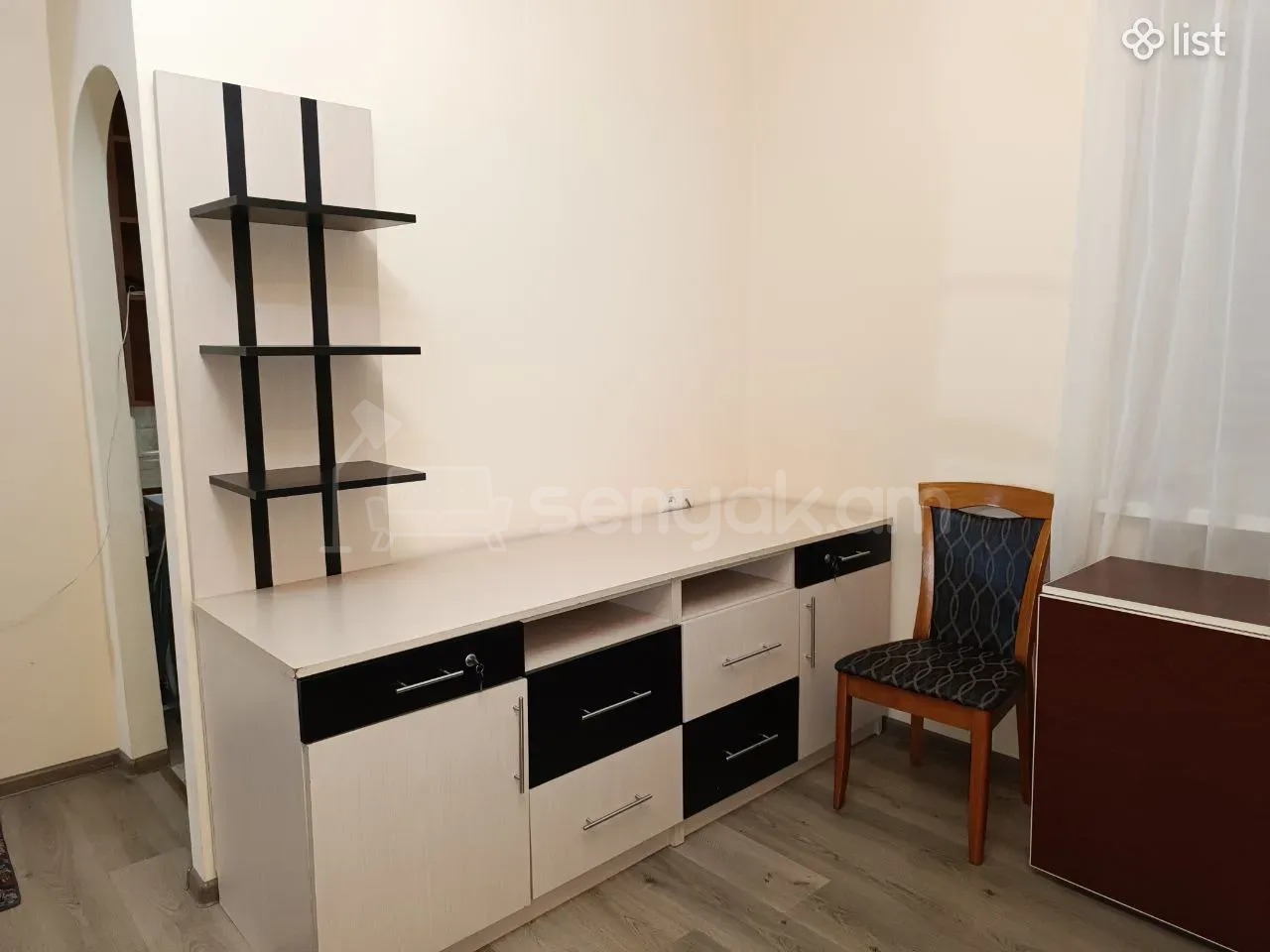 1 Սենյականոց Բնակարան Քարե Շենքում, 42քմ, 5/5 հարկ, Նորմալ Վիճակում, Կահավորված