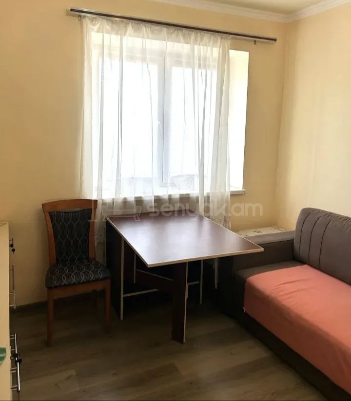 1 Սենյականոց Բնակարան Քարե Շենքում, 42քմ, 5/5 հարկ, Նորմալ Վիճակում, Կահավորված