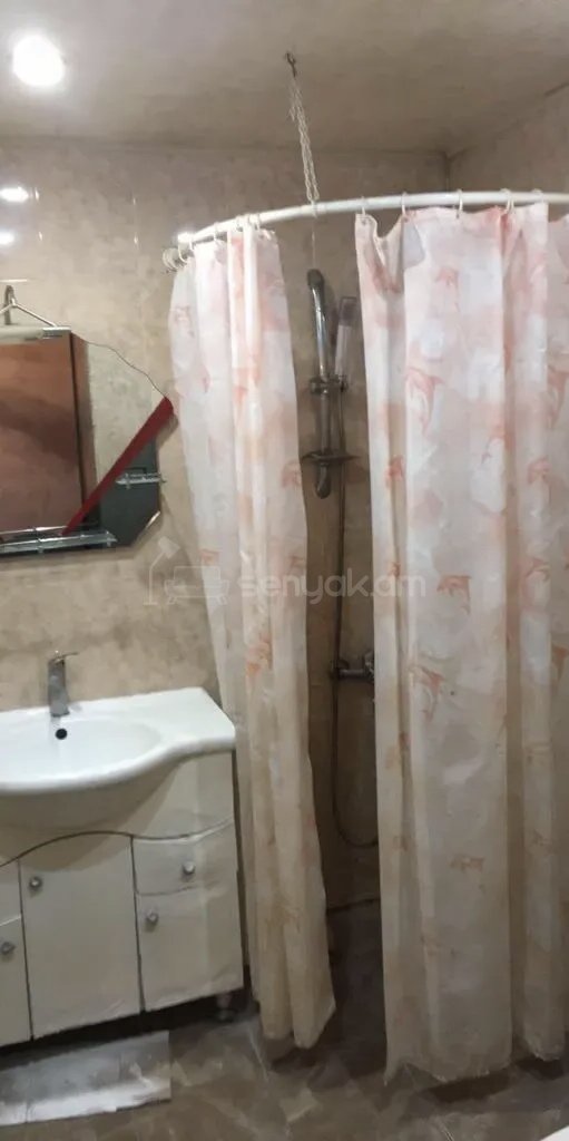 2 Սենյականոց Բնակարան Քարե Շենքում, 63քմ, 3/5 հարկ, Նորմալ Վիճակում, Կահավորված