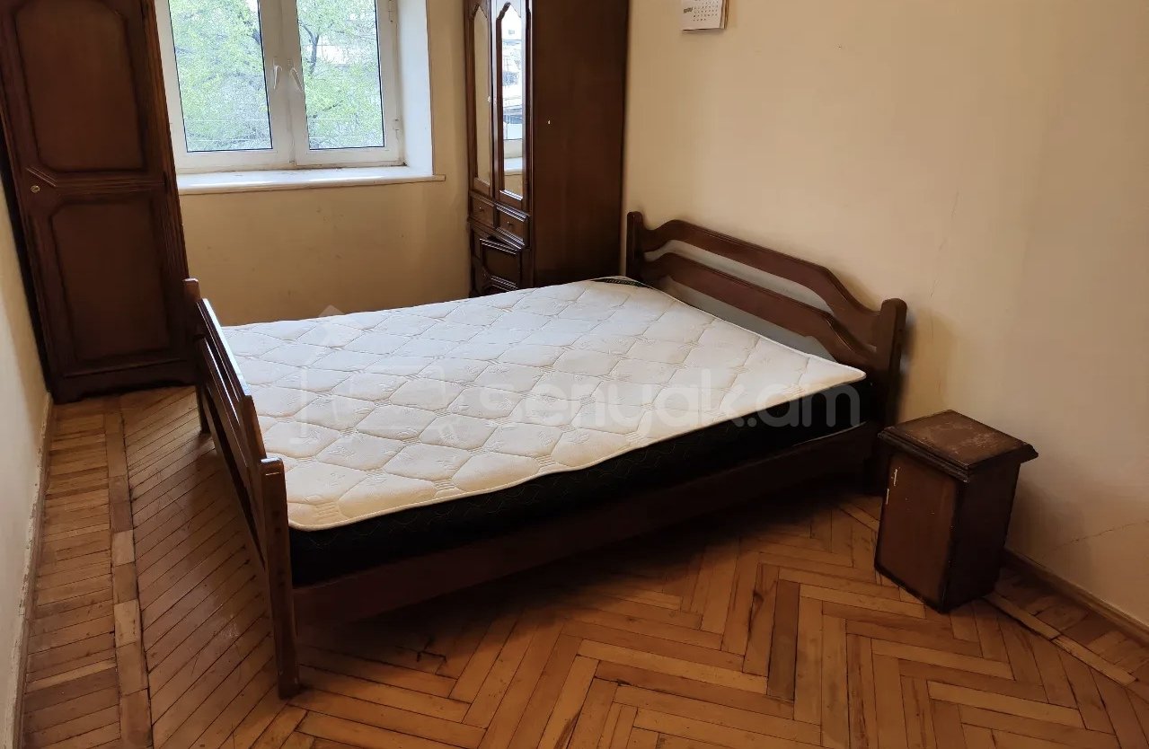 2 Սենյականոց Բնակարան Քարե Շենքում, 55քմ, 3/5 հարկ, Նորմալ Վիճակում, Կահավորված, Արևկող
