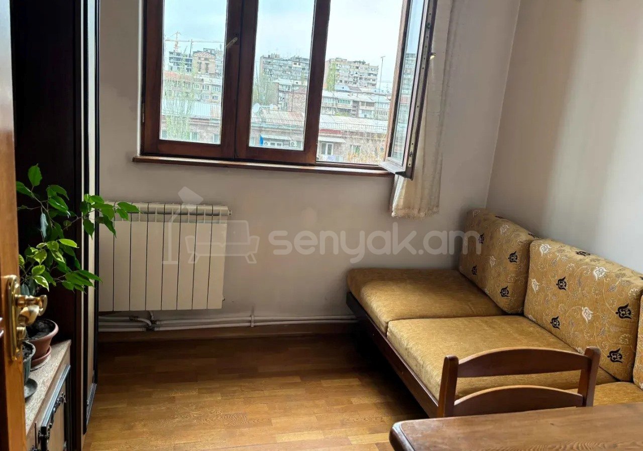 3 Սենյականոց Բնակարան Քարե Շենքում, 70քմ, 5/5 հարկ, Կապիտալ Վերանորոգված