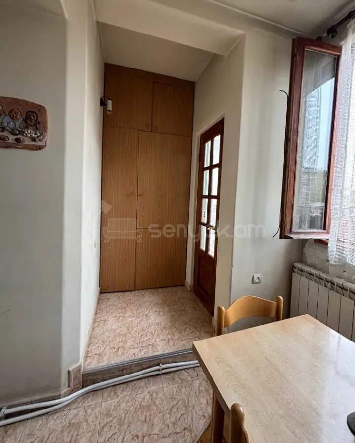 3 Սենյականոց Բնակարան Քարե Շենքում, 70քմ, 5/5 հարկ, Կապիտալ Վերանորոգված