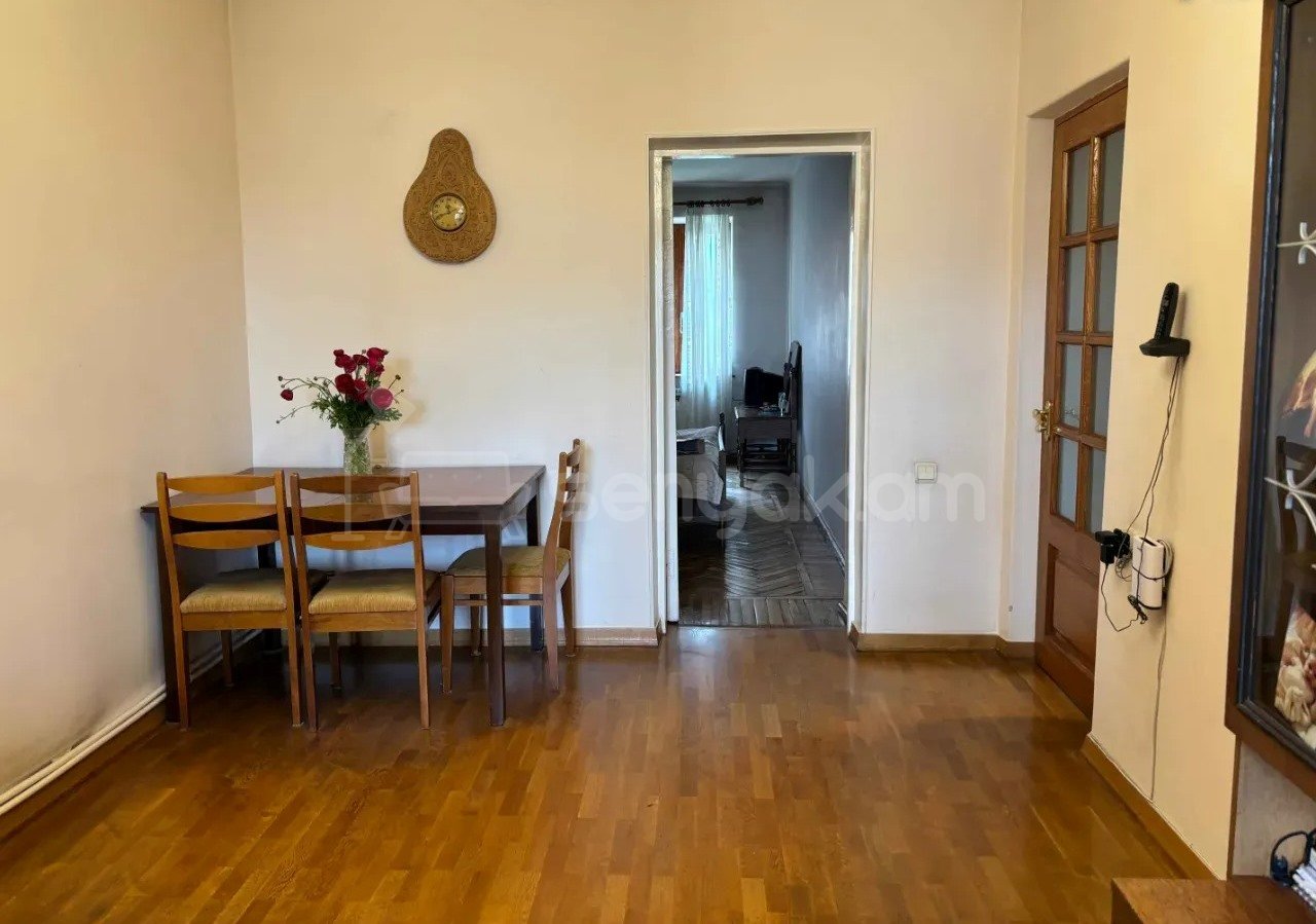 3 Սենյականոց Բնակարան Քարե Շենքում, 70քմ, 5/5 հարկ, Կապիտալ Վերանորոգված