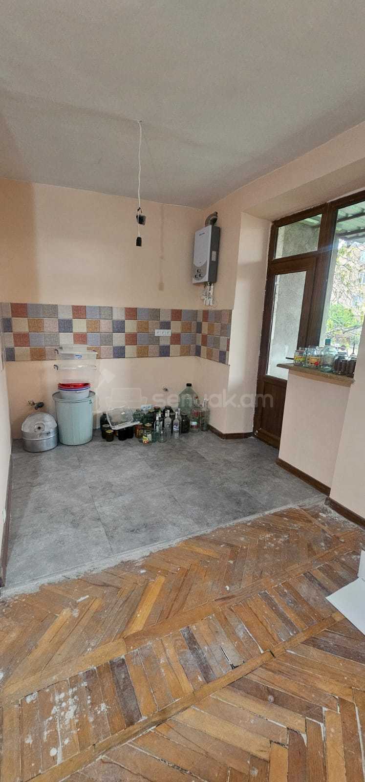 2 Սենյականոց Բնակարան Քարե Շենքում, 50քմ, 2/4 հարկ, Կապիտալ Վերանորոգված
