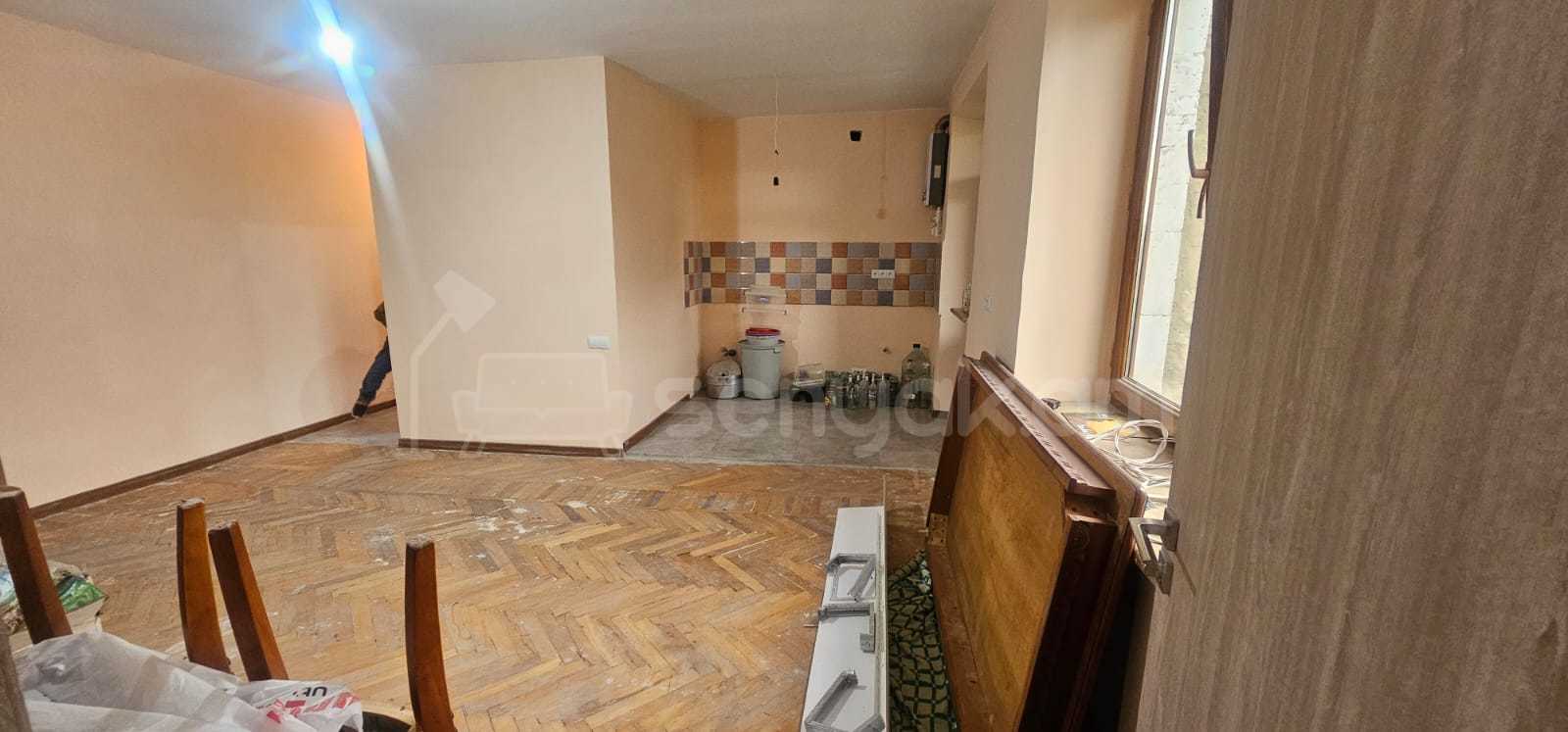 2 Սենյականոց Բնակարան Քարե Շենքում, 50քմ, 2/4 հարկ, Կապիտալ Վերանորոգված
