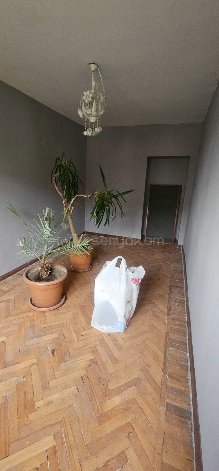 2 Սենյականոց Բնակարան Քարե Շենքում, 50քմ, 2/4 հարկ, Կապիտալ Վերանորոգված