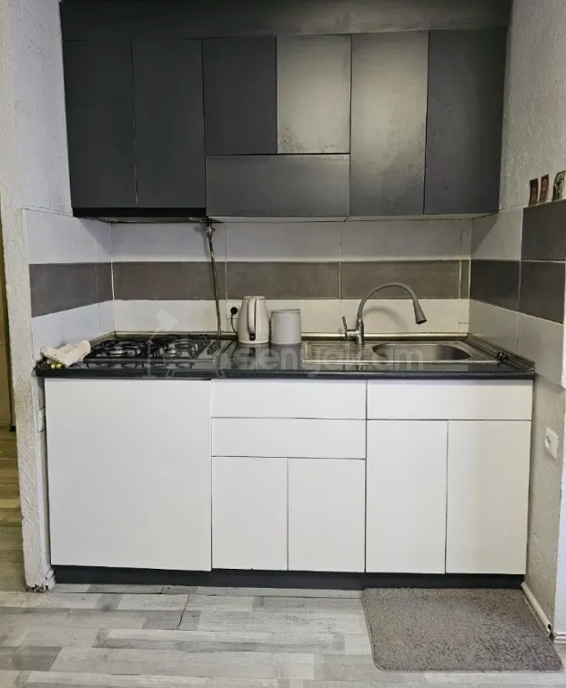 2 Սենյականոց Բնակարան Քարե Շենքում, 30քմ, 3/5 հարկ, Կապիտալ Վերանորոգված