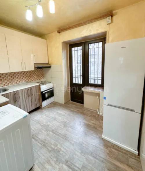 3 Սենյականոց Բնակարան Քարե Շենքում, 80քմ, 2/5 հարկ, Կապիտալ Վերանորոգված, Կահավորված, Արևկող