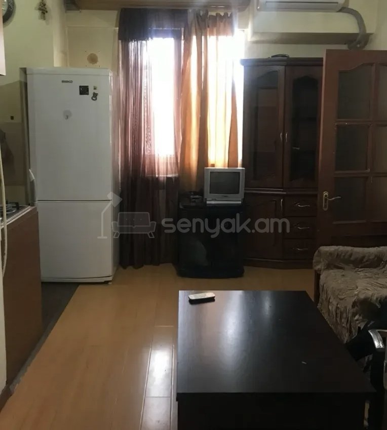 2 Սենյականոց Բնակարան Քարե Շենքում, 45քմ, 2/4 հարկ, Նորմալ Վիճակում, Կահավորված