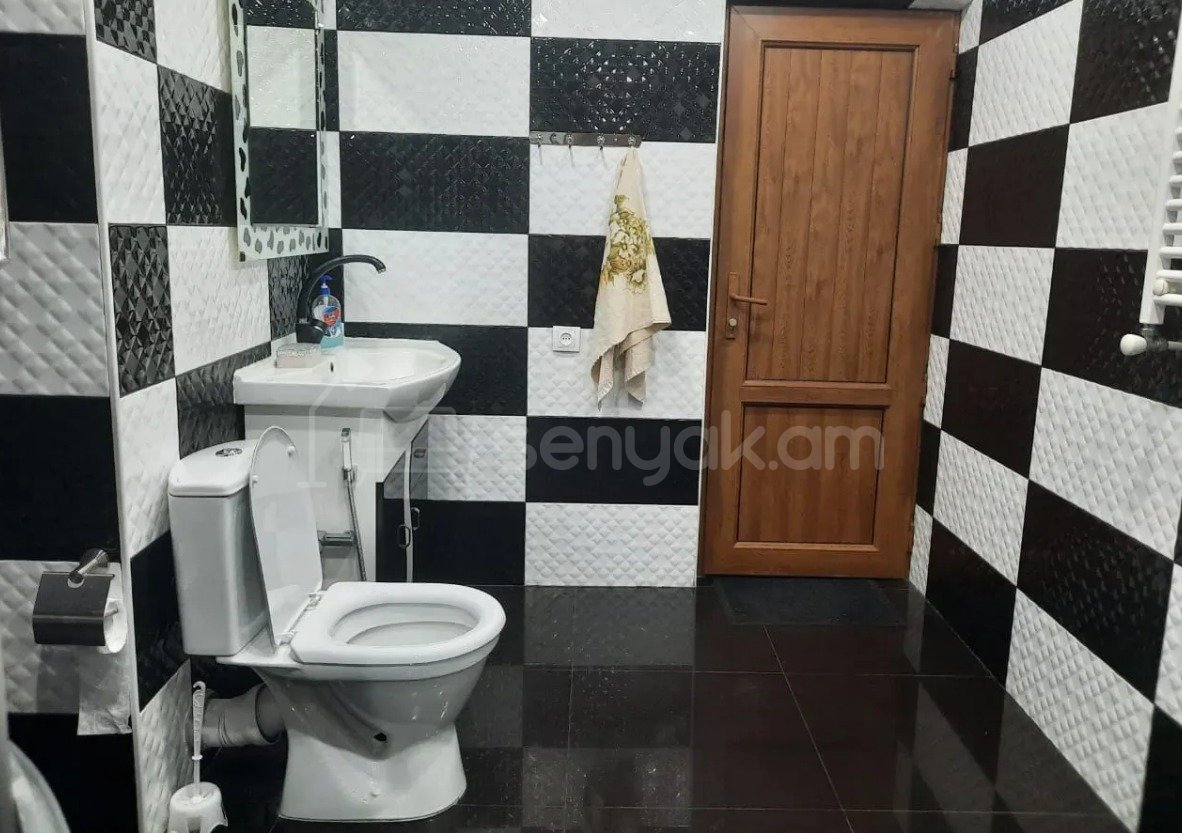 4 Սենյականոց Բնակարան Քարե Շենքում, 130քմ, 2/5 հարկ, Կապիտալ Վերանորոգված, Կահավորված, Արևկող