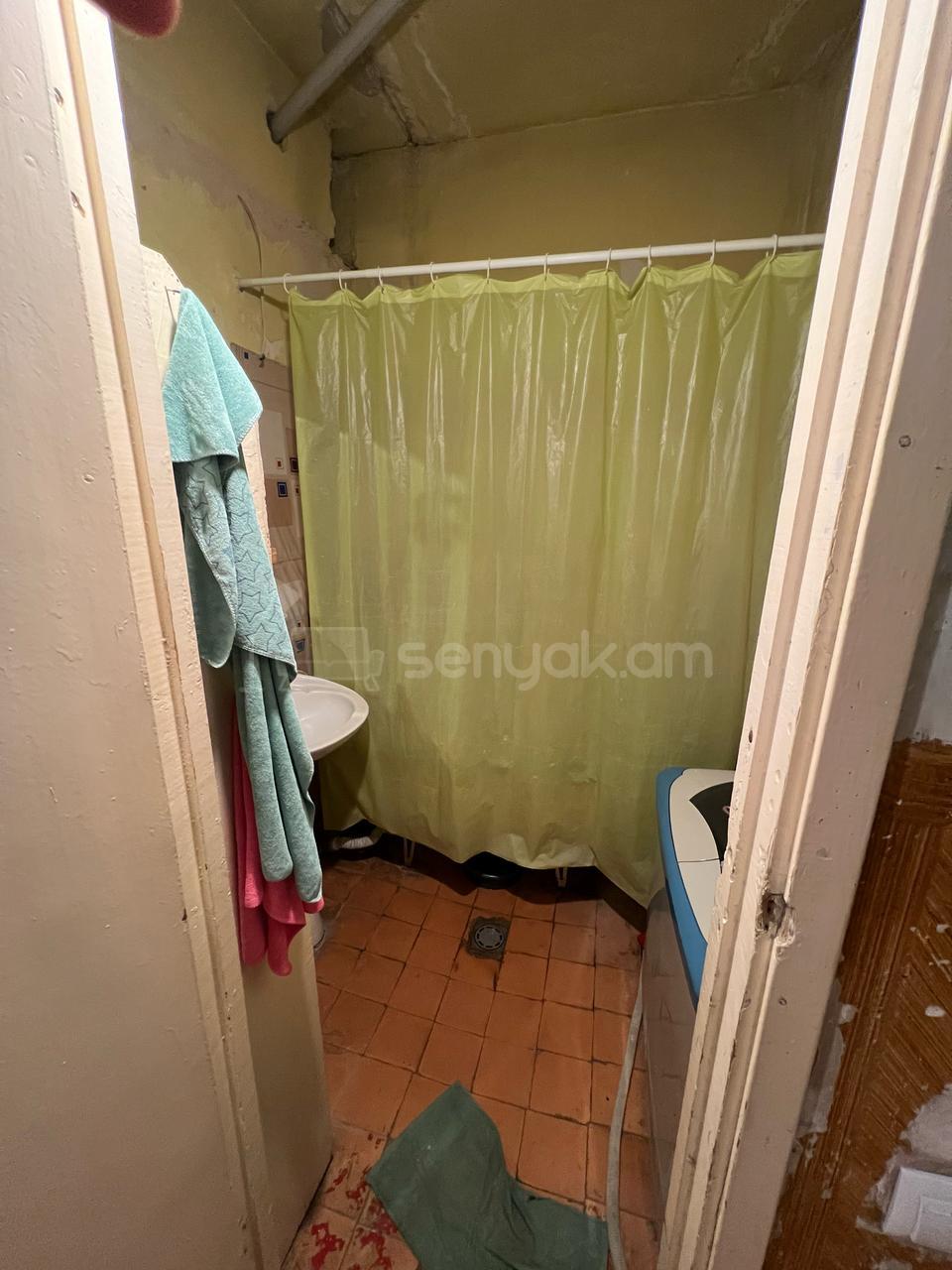 3 Սենյականոց Բնակարան Քարե Շենքում, 67քմ, 3/5 հարկ, Նորմալ Վիճակում