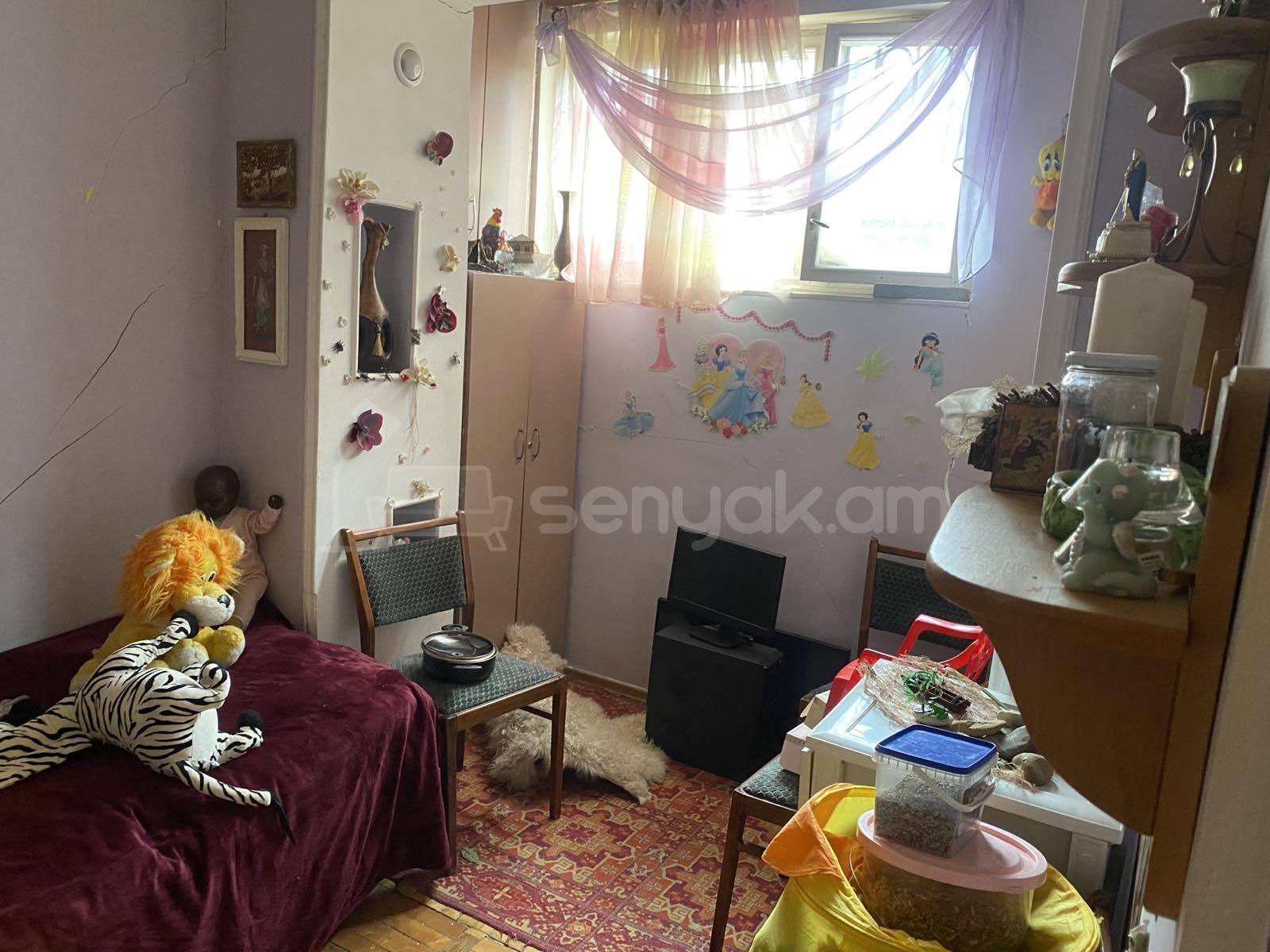 3 Սենյականոց Բնակարան Քարե Շենքում, 76քմ, 1/5 հարկ, Նորմալ Վիճակում