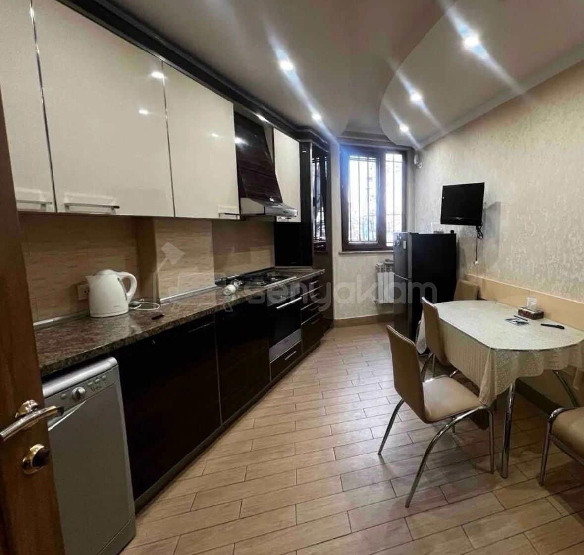 4 Սենյականոց Բնակարան, 108քմ, 2/16 հարկ, Կապիտալ Վերանորոգված, Կահավորված, Արևկող